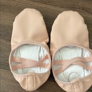 Stella Girl  Ballet Dance Shoes Size 2 or 3 Years. Old NWOT